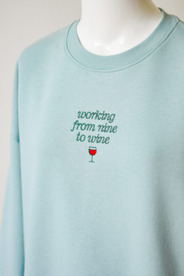 “working from nine to wine” Sieviešu džemperis ar izšuvumu