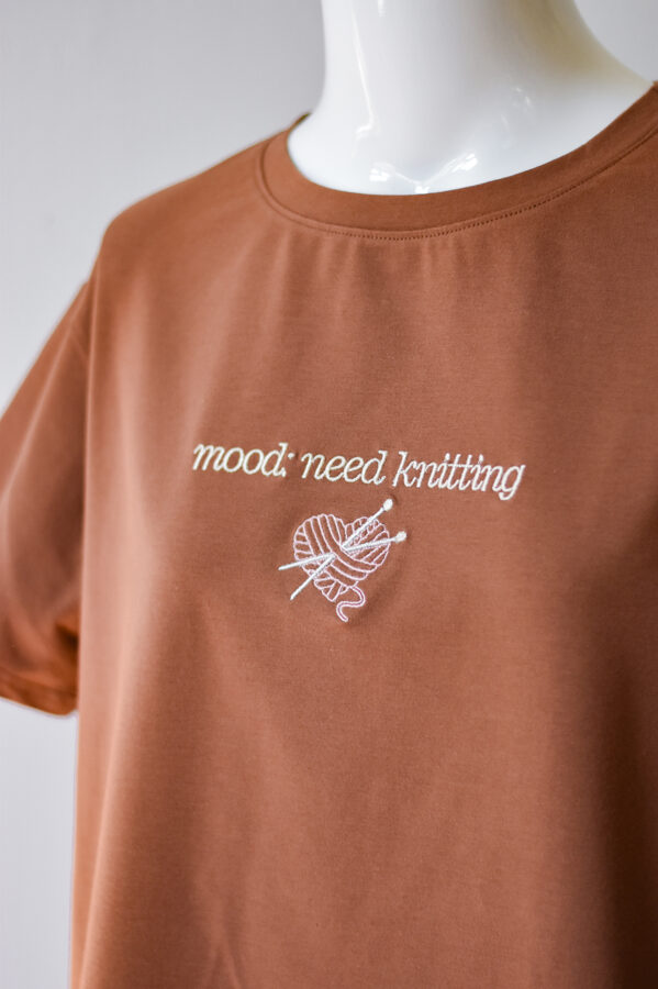 "mood: need knitting” SIEVIEŠU T-krekls ar izšuvumu (regular fit)