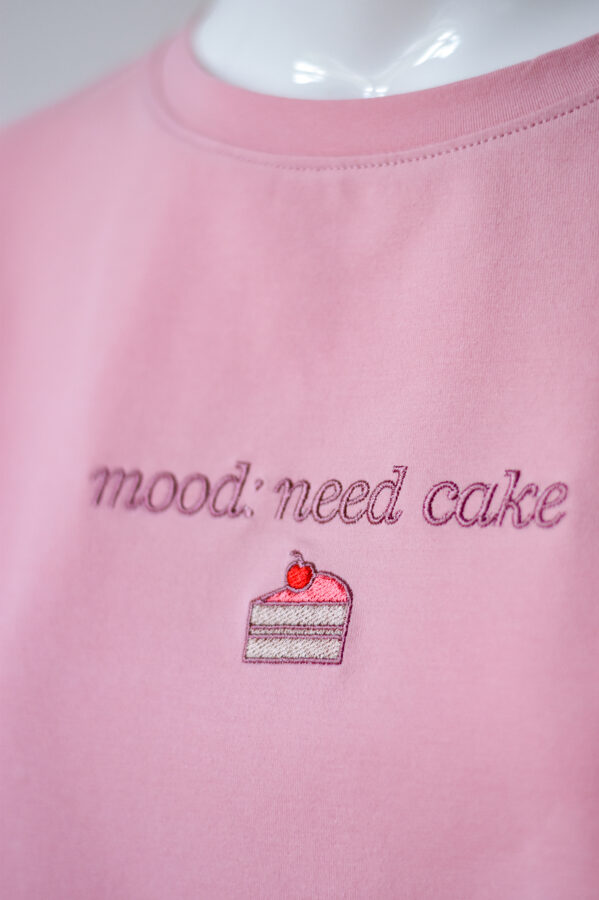“mood: need cake” SIEVIEŠU T-krekls ar izšuvumu (regular fit)