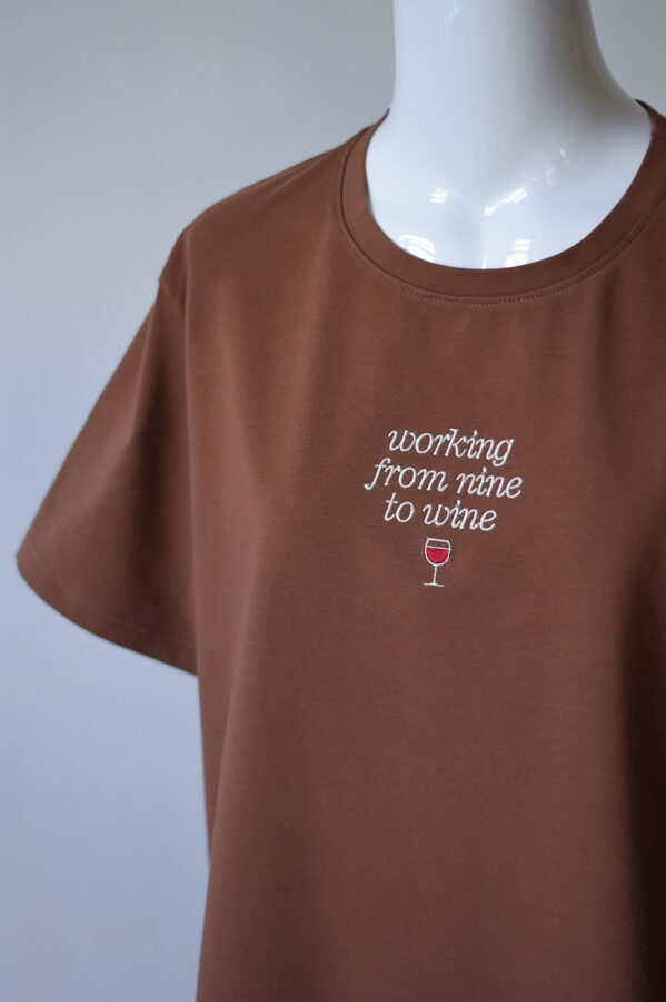"working from nine to wine", SIEVIEŠU T-krekls ar izšuvumu (OVERSIZED fit)