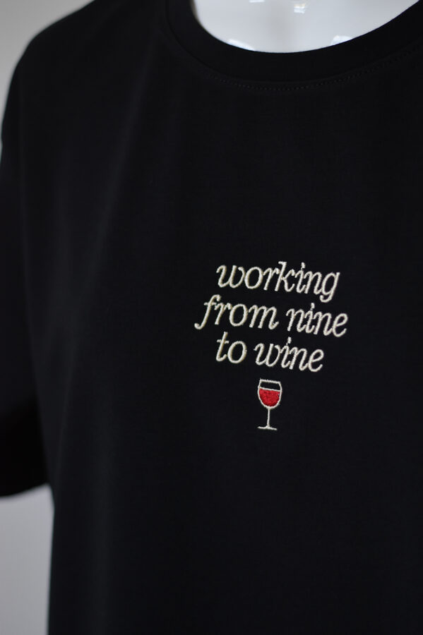 "working from nine to wine", SIEVIEŠU T-krekls ar izšuvumu (REGULAR fit)