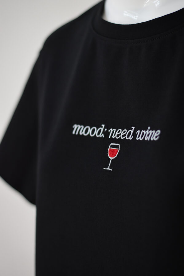 "mood: need wine", SIEVIEŠU T-krekls ar izšuvumu (regular fit)