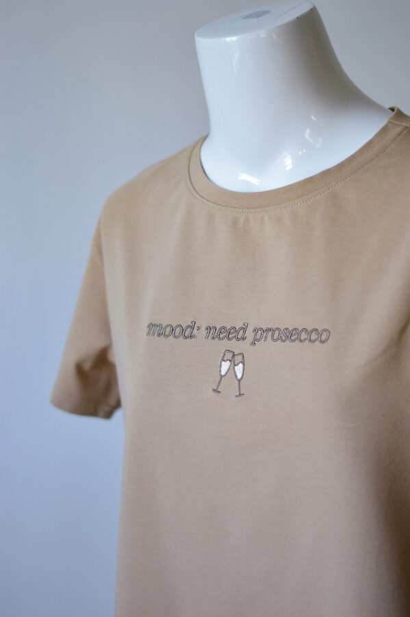 “mood: need prosecco” sieviešu T-krekls ar izšuvumu (regular fit)