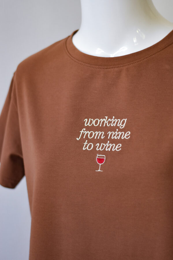 "working from nine to wine", SIEVIEŠU T-krekls ar izšuvumu (REGULAR fit)