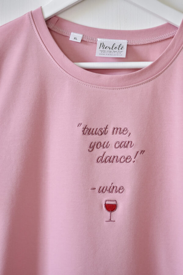 "Trust me, you can dance!", sieviešu T-krekls ar izšuvumu (regular fit)