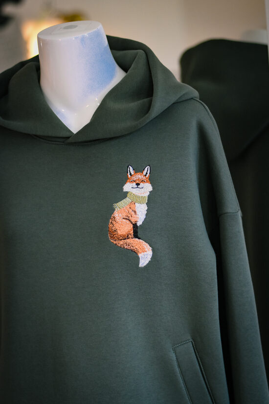 Sieviešu hūdijs ar izšūtu lapsu “Cosy Fox”