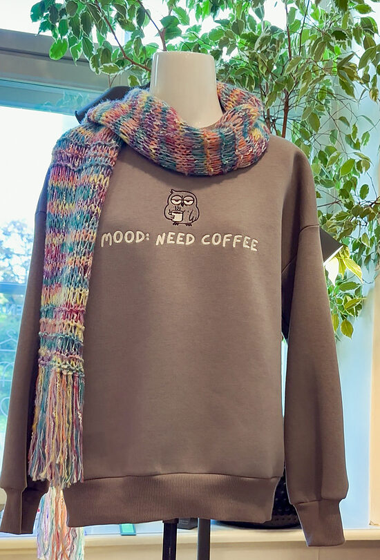 Moteriškas džemperis su siuvinėtu užrašu „MOOD: NEED COFFEE“ ☕🦉 (irzli pelėda)