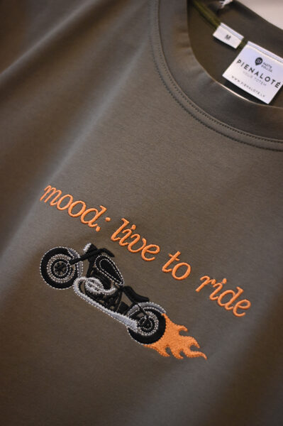 “mood: live to ride”, vīriešu T-krekls ar izšūtu ‘HD’ motociklu