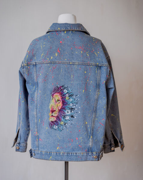 Džinsa jaka ar izšūtu attēlu “Lauva”, L izmērs (gaiši zila)