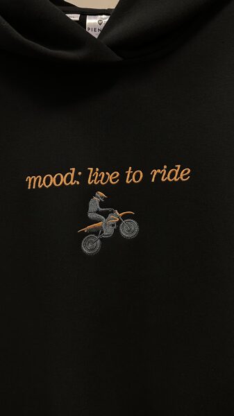 “mood: live to ride”, vīriešu hūdijs ar izšuvumu