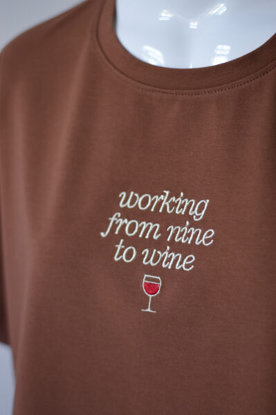 “working from nine to wine” VĪRIEŠU T-krekls ar izšuvumu
